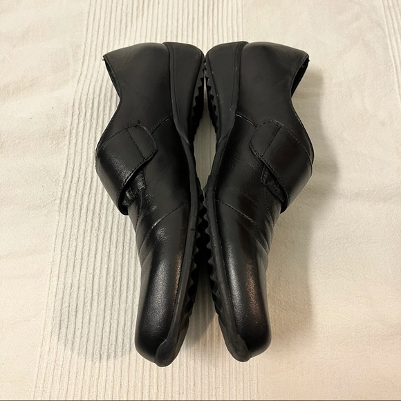 Munro woman's black leather slip-on shoes, women’s 8.5 SS - Picture 2 of 9